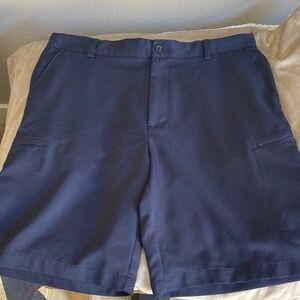 Izod men’s cargo golf shorts
Size 36x10.5   Blue